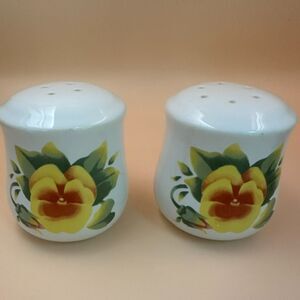 Vintage Corelle Coordinates Summer Blush Salt and Pepper Shakers Corning Pansy